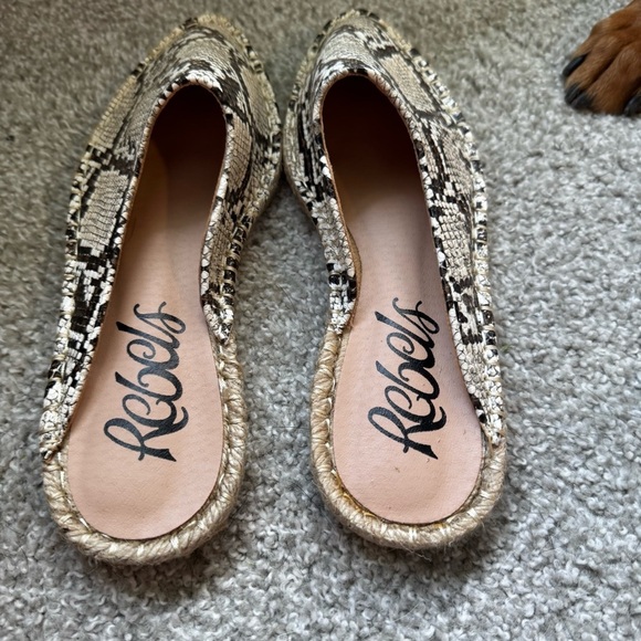 Rebels Paola Snake Pointed-Toe Espadrille Flats mules size 39 NWOT never worn - Picture 6 of 8